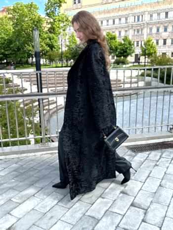 Пальто из свакары в черном цвете 140см