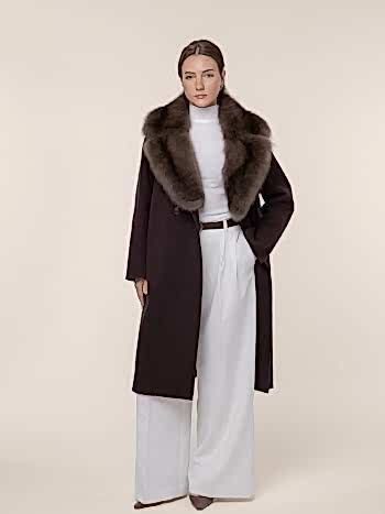 Кашемировое пальто с воротником из седого соболя и крокодиловыми пуговицами