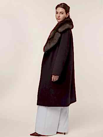 Кашемировое пальто с воротником из седого соболя и крокодиловыми пуговицами