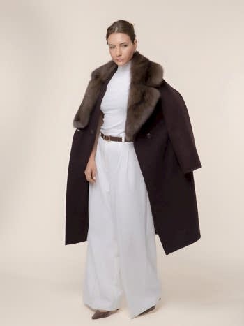 Кашемировое пальто с воротником из седого соболя и крокодиловыми пуговицами