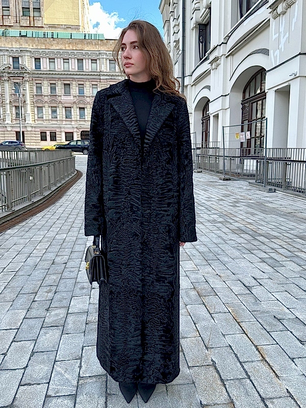 Пальто из свакары в черном цвете 140см