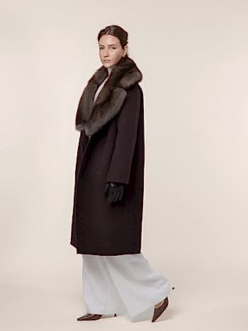 Кашемировое пальто с воротником из седого соболя и крокодиловыми пуговицами